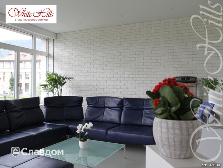 Гостиная с применением облицовочного камня White Hills Кельн брик 320-00