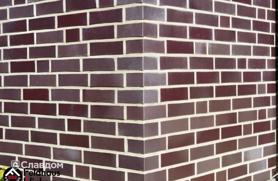 Жилой дом с облицовочным кирпичом Feldhaus Klinker 388 cerasi ferrum liso