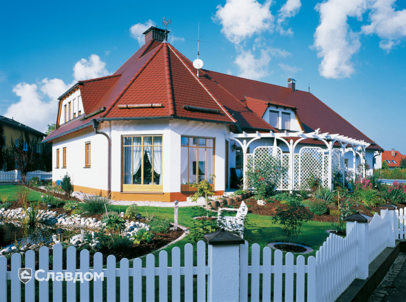 Частный коттедж с крышей из черепицы Creaton Biber Klassik Kupferrot engobiert