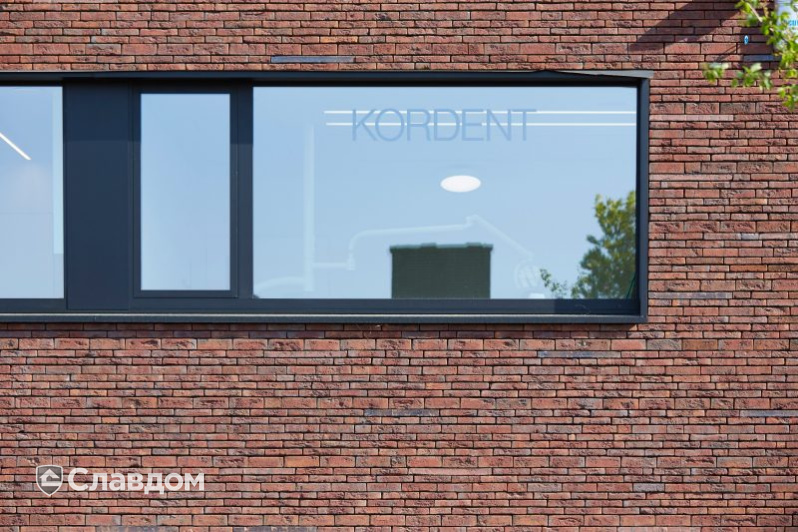 Стоматология в Кортрейке с облицовкой кирпичом Terca Wasserstrich Special E1 и Blauw-Rood Genuanceerd