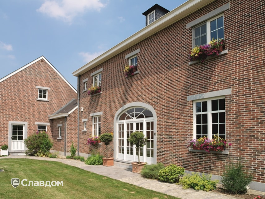 Двухэтажный дом с облицовкой из кирпича Terca Kastanjebruin