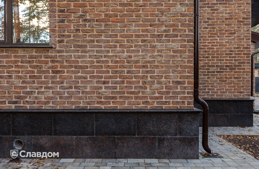 Частный дом с облицовкой кирпичом ручной формовки Сафоново Клинкер №9