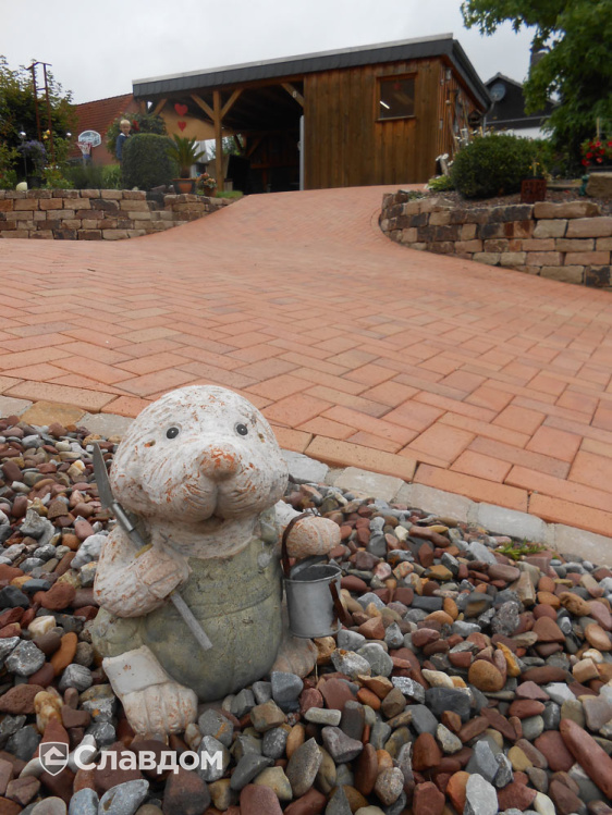 Дворовая территория частного дома с применением брусчатки Vandersanden Radeberg