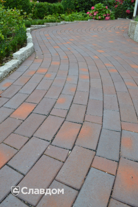 Двор частного дома с применением брусчатки Vandersanden Calau 52