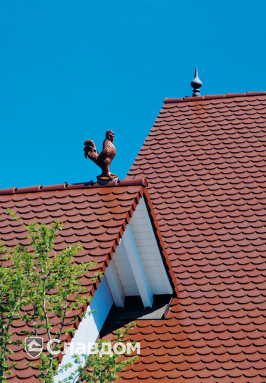 Дом с крышей из черепицы Creaton Biber Klassik Braun Engobiert и декоративной фигурой "Петух"