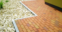 Двор частного дома с применением брусчатки Vandersanden Radeberg