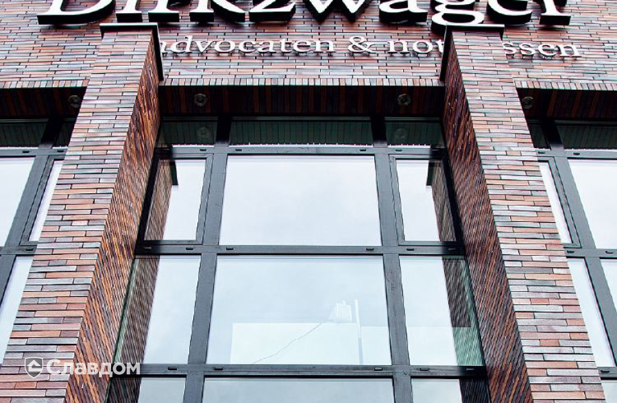 Офис юридической консультации Dirkzwager с облицовкой кирпичом MUHR 12 Blaurot-bunt