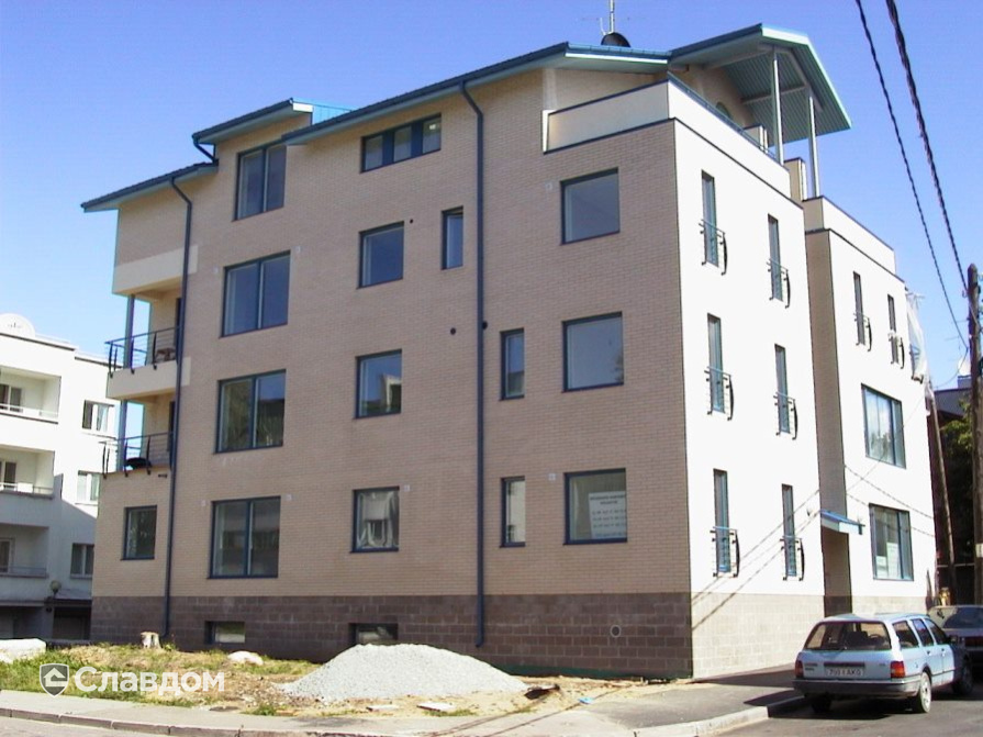 Четырехэтажный жилой дом с облицовкой кирпичом Terca Kuura гладкий