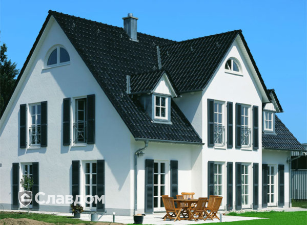 Частный дом с черепицей Braas Рубин 13V черный бриллиант топ-глазурь