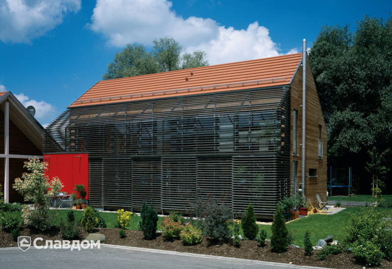 Частный современный дом с крышей из черепицы Creaton Domino Naturrot