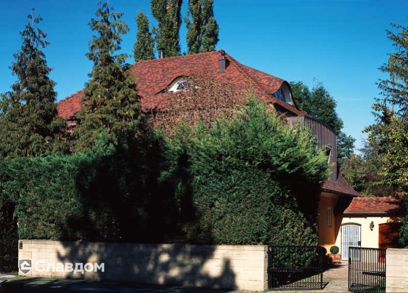 Частный дом с крышей из черепицы Creaton Biber Klassik Naturrot geflammt engobiert