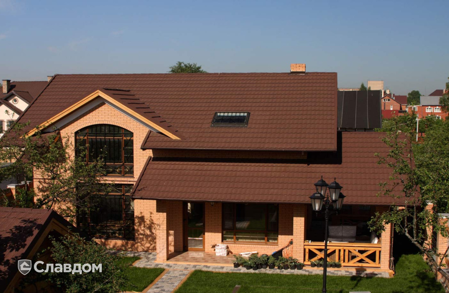 Загородный дом с баней с покрытием крыши из композитной черепицы METROTILE МетроБонд кофе