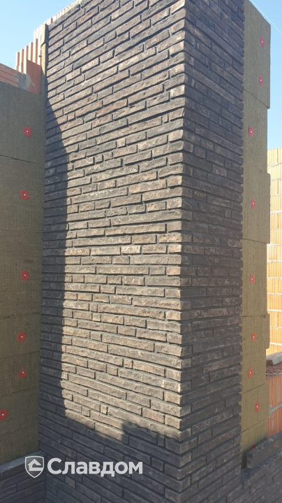 Строящийся дом с применением кирпича Донские зори Черкасск