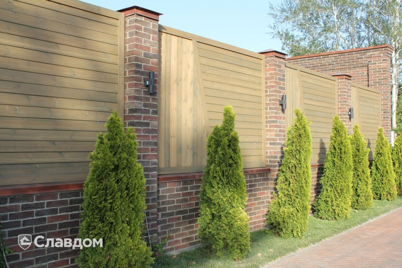 Забор частного дома с облицовкой кирпичом Донские зори Матвеевский и Демидовский