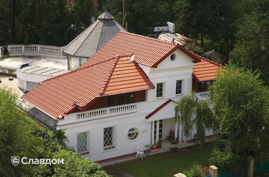 Жилой дом с черепицей TONDACH Samba 11 natural red