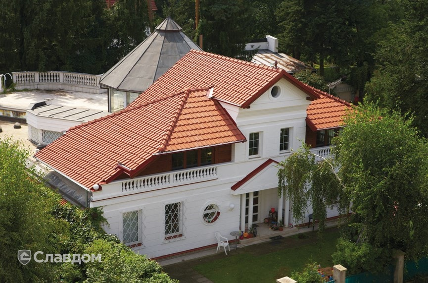 Жилой дом с черепицей TONDACH Samba 11 natural red