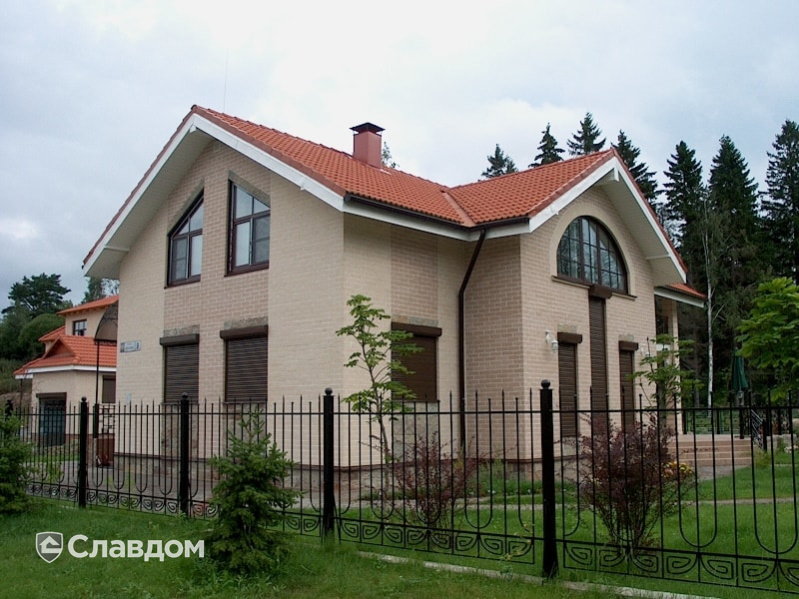 Частный дом с облицовкой кирпичом Terca Hilla каре