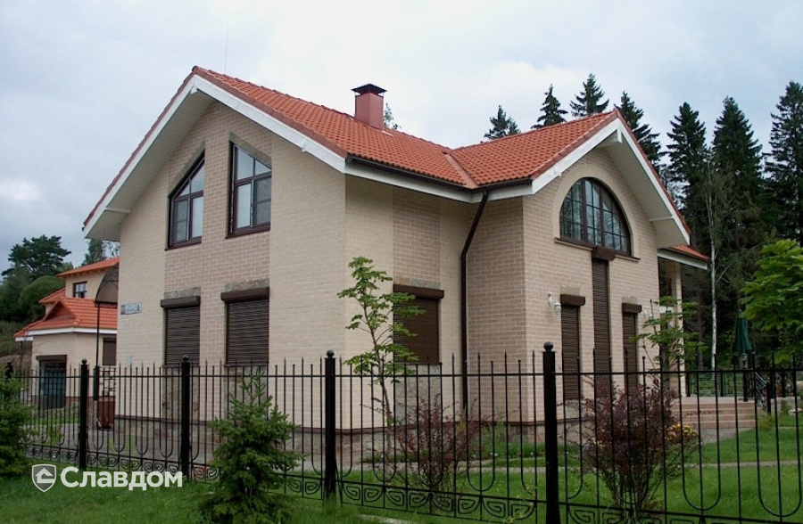 Частный дом с облицовкой кирпичом Terca Hilla каре