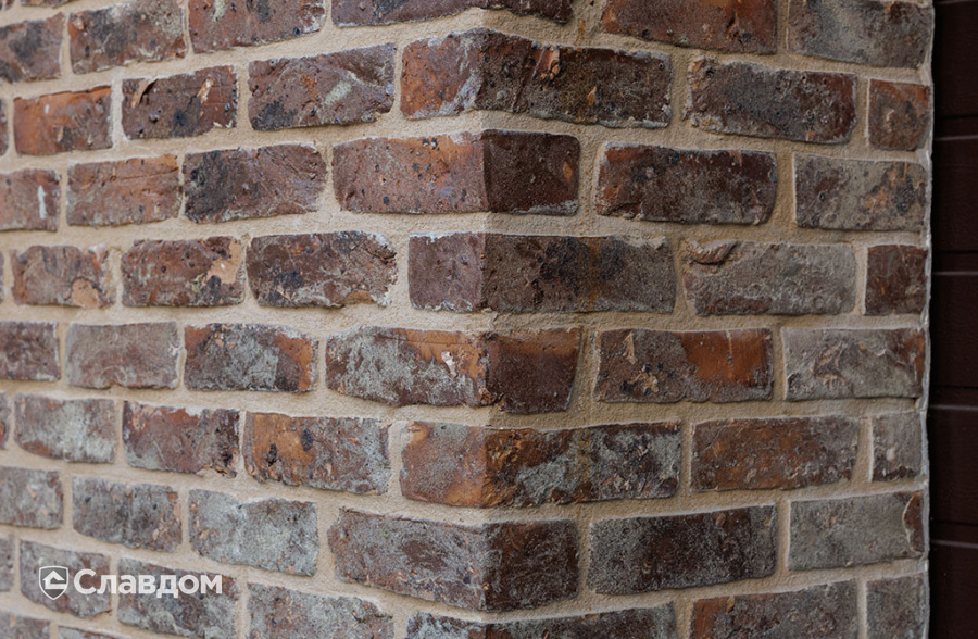 Частный дом с облицовкой кирпичом ручной формовки Сафоново Клинкер №9