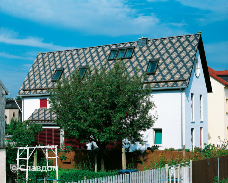 Крыша с узорами из черепицы Creaton Biber Klassik Schieferton Engobiert