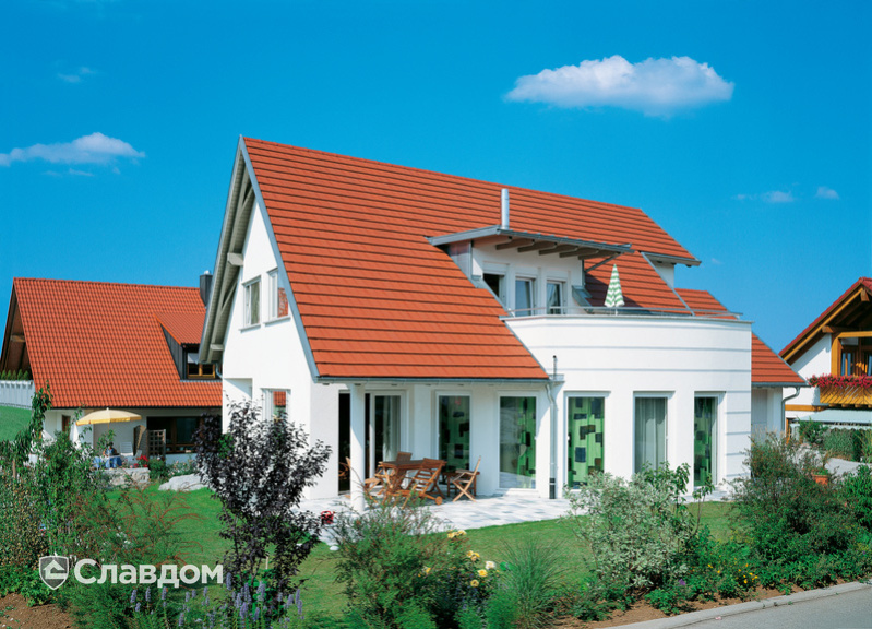 Частный дом с балконом с крышей из черепицы Creaton Domino Naturrot