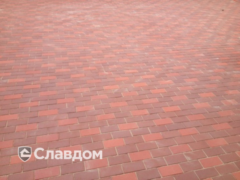 Ландшафт частной территории, вымощенный брусчаткой ЛСР