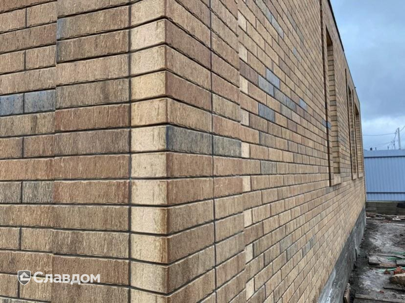 Строящийся дом с использованием кирпича Славянский КЗ Мадрид Кроста