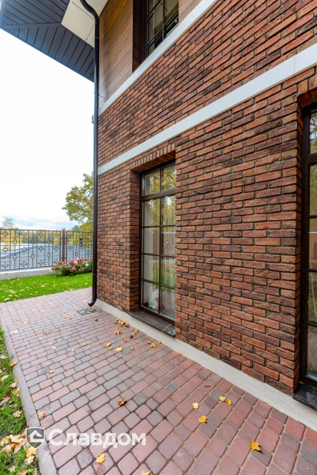 Двухэтажный частный дом в стиле Райта