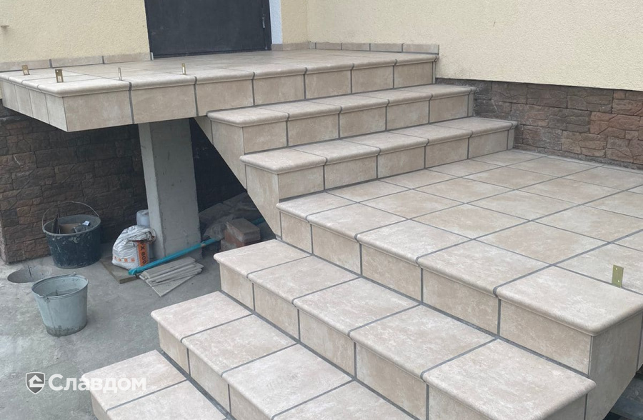 Крыльцо частного дома, облицованное плиткой Westerwaelder Klinker ATRIUM Hellbeige