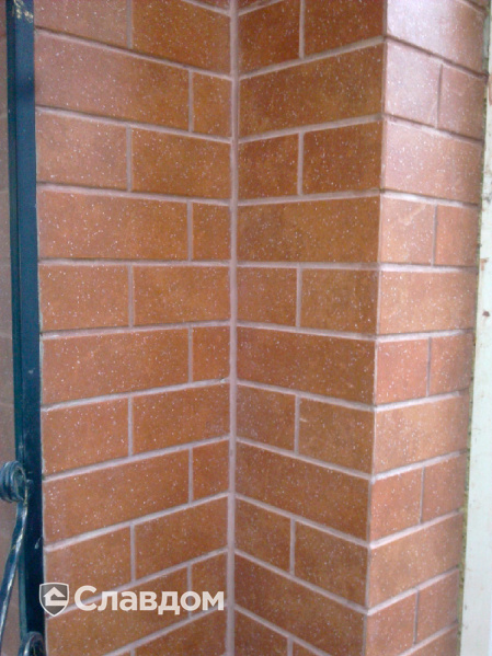 Дом с облицовкой фасадной плиткой Stroeher Keravette Shine 841 rosso