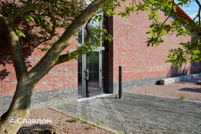 Офис в Мускроне с облицовкой кирпичом Terca Paarsblauw