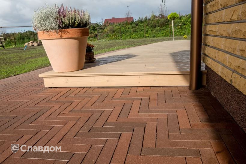Территория частного дома с применением брусчатки Penter Baltic Klinker Pavers Nuance STT65