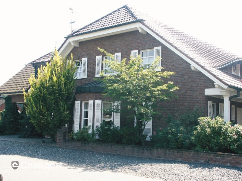 Частный дом с облицовкой кирпичом Terca Paarsblauw