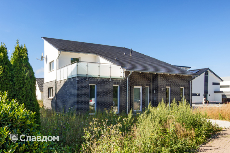 Дом в коттеджном поселке с крышей из черепицы Creaton Domino Schieferton Glasiert