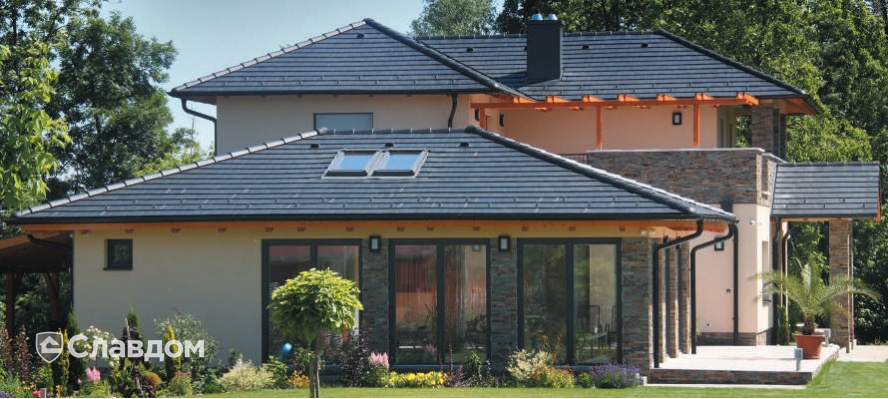 Частный дом с применением цементно-песчаной черепицы Braas Тевива цвета графит