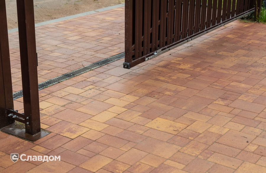 Частный дом в Ленинградской области с мощением плиткой Braer Классико