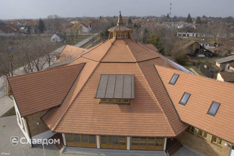 Общественное здание с черепицей TONDACH Бобровка 00-натуральный
