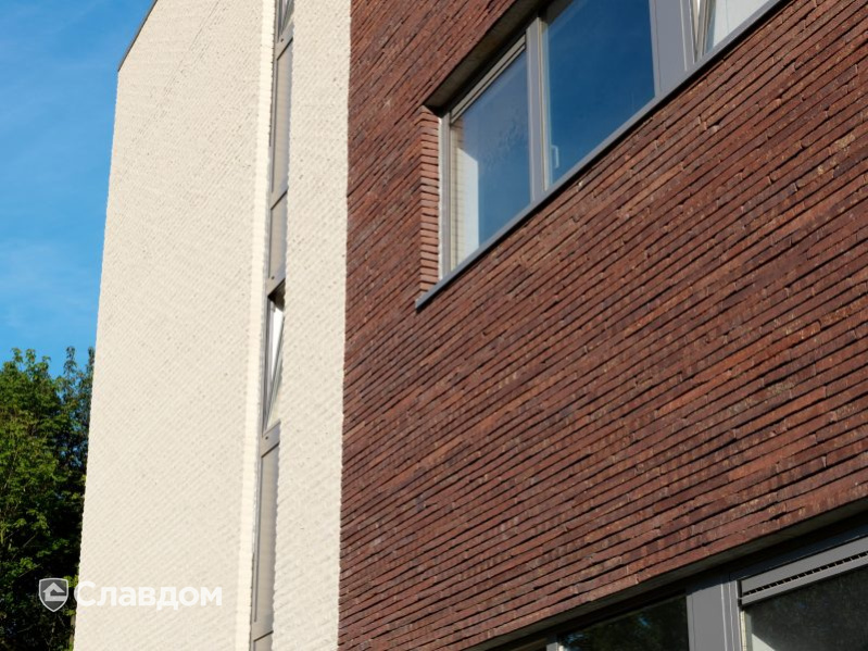 Жилой дом в Схотене с облицовкой кирпичом Terca Wasserstrich Special Rood