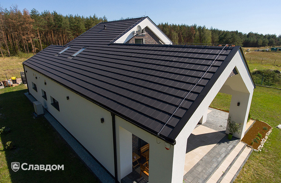 Частный дом с применением керамической черепицы Koramic Orea 9 grey engobe