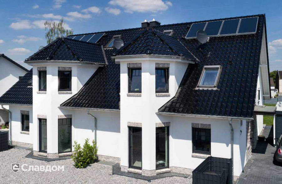 Частный дом с применением керамической черепицы Laumans XL Top 50 Schwarz Brilliat Glasur