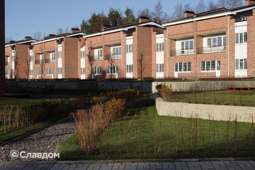 Коттеджный поселок "Солнечный берег" с облицовкой кирпичом Terca Red Flame гладкий