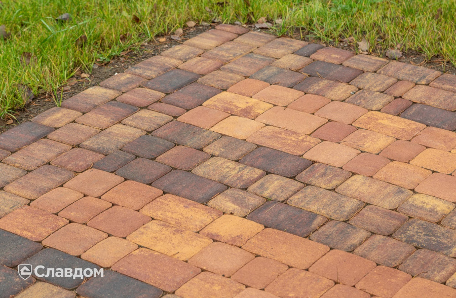 Частный дом в Ленинградской области с мощением плиткой Braer Классико