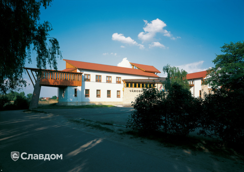 Здание ратуши с крышей из черепицы Creaton Biber Klassik Naturrot