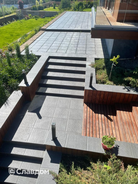 Экстерьер частного дома с применением плитки Atlas Concorde Landstone Night