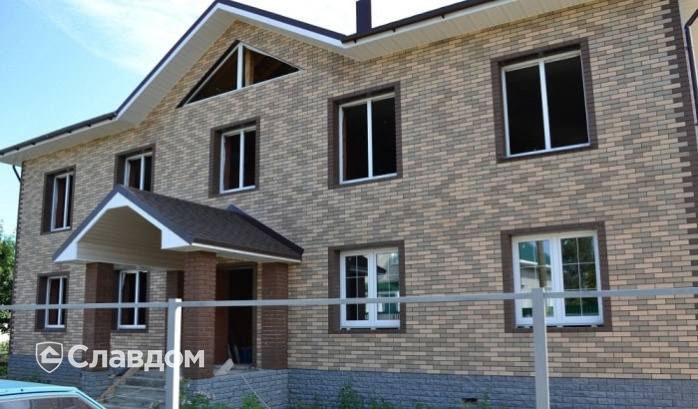 Двухэтажный жилой дом с облицовкой кирпичом КС-Керамик Камелот гладкий, Темный шоколад гладкий