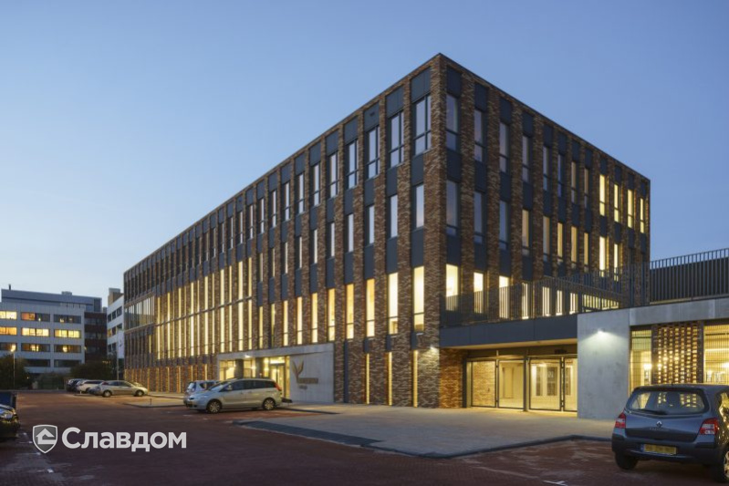 Drietar College с облицовкой кирпичом Terca Ortega Falls