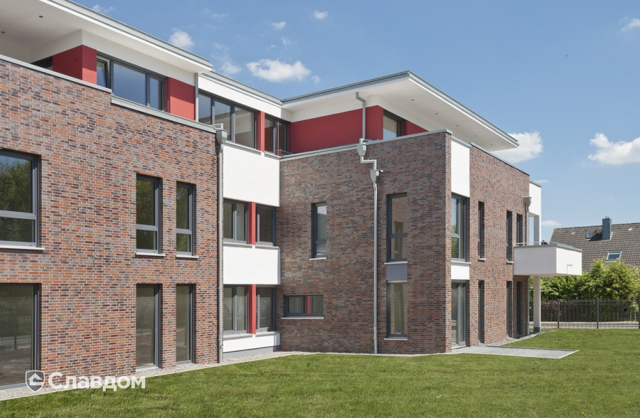 Жилой дом с облицовкой кирпичом Feldhaus Klinker 560 carbona ardor colori