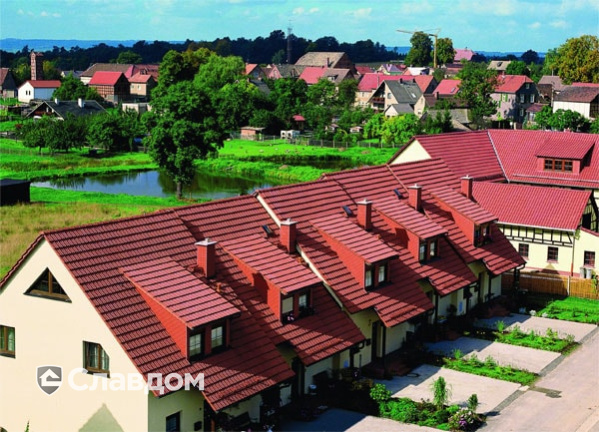 Таунхаус с черепицей Braas Гранат 11V красное вино