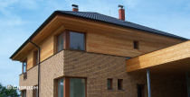 Двухэтажный частный дом с облицовкой кирпичом ENGELS HANDFORM Baltic Amber 