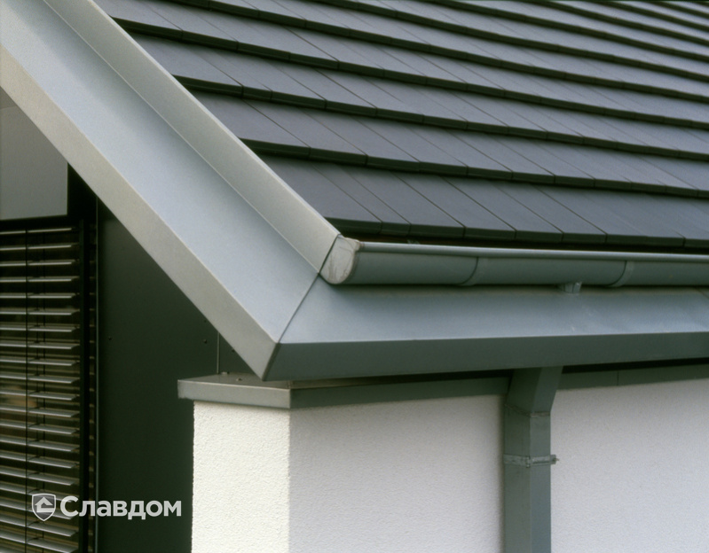 Дом с лаконичным дизайном с крышей из черепицы Creaton Domino Schieferton Engobiert